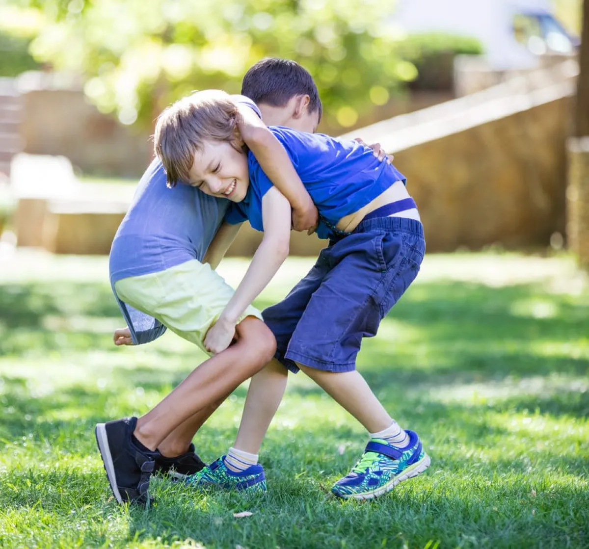 صورة لأطفال في مباراة مصارعة