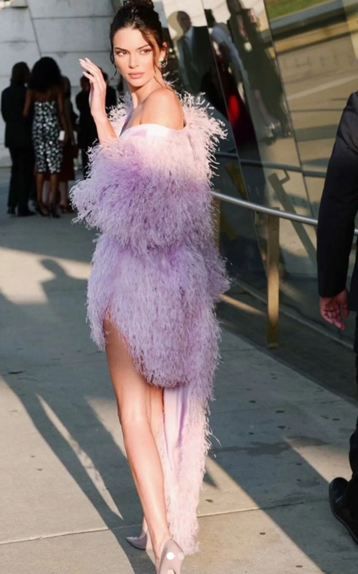 كيندال ترتدي الفستان البنفسجي المزدان بالخيوط البراقة