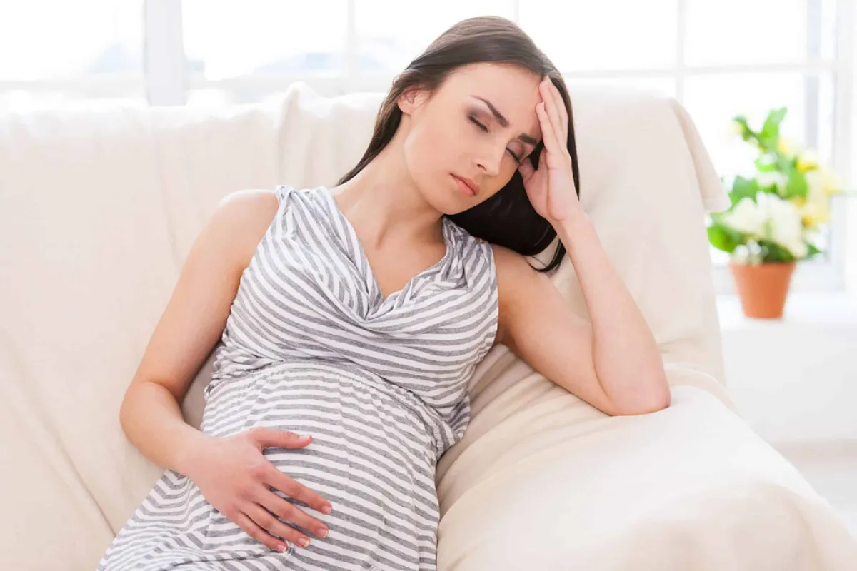 صورة لحامل تعاني من مشاكل الحمل