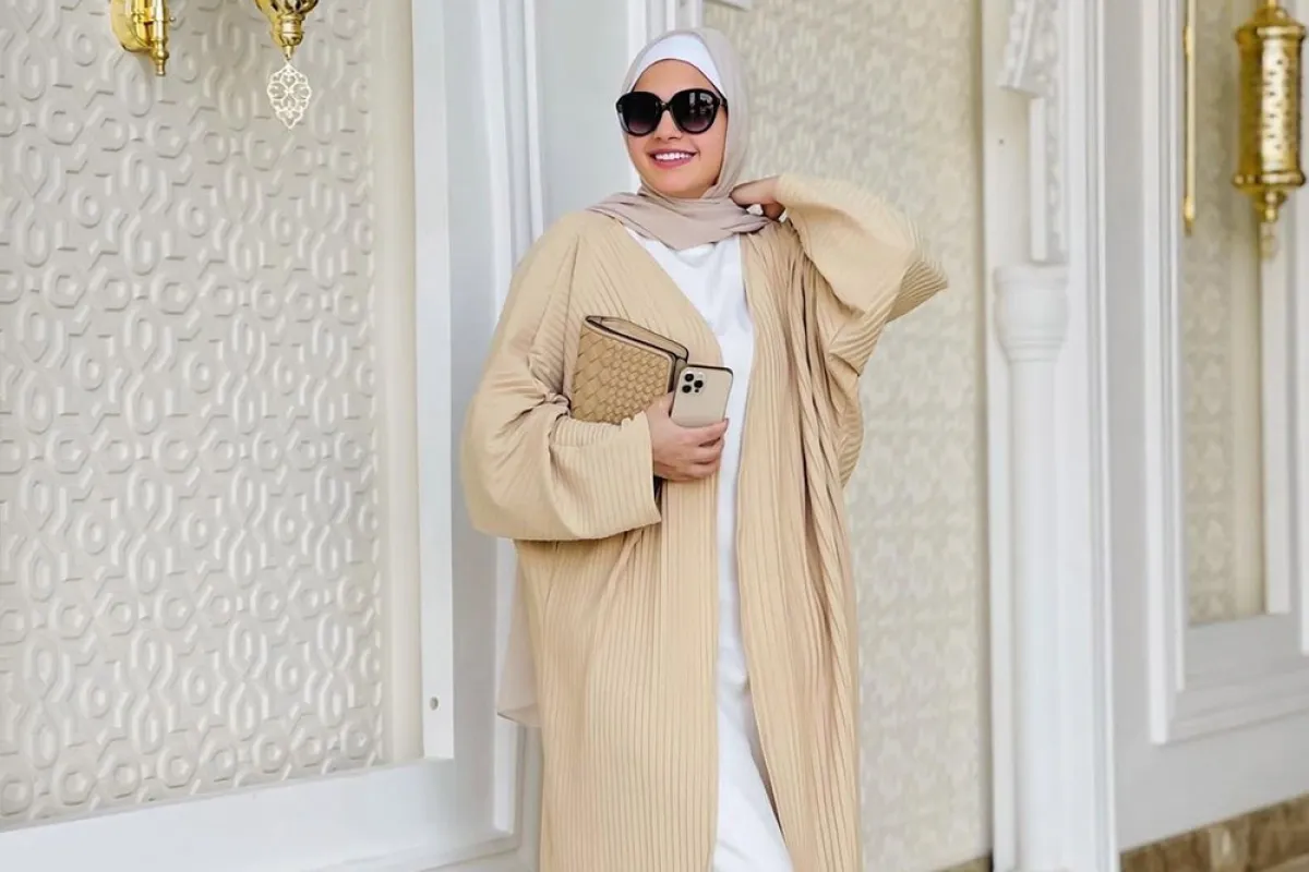 عبايات بدرجات النيود لإطلالة هادئة