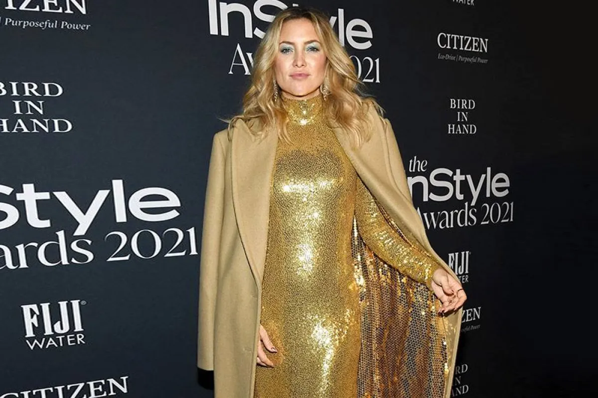 كايت هدسون ترتدي الفستان مع معطف 