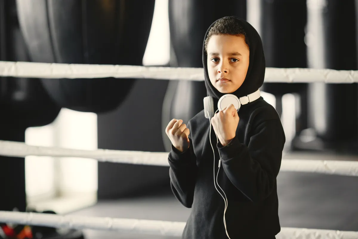 صورة لطفل يستعد للمصارعة