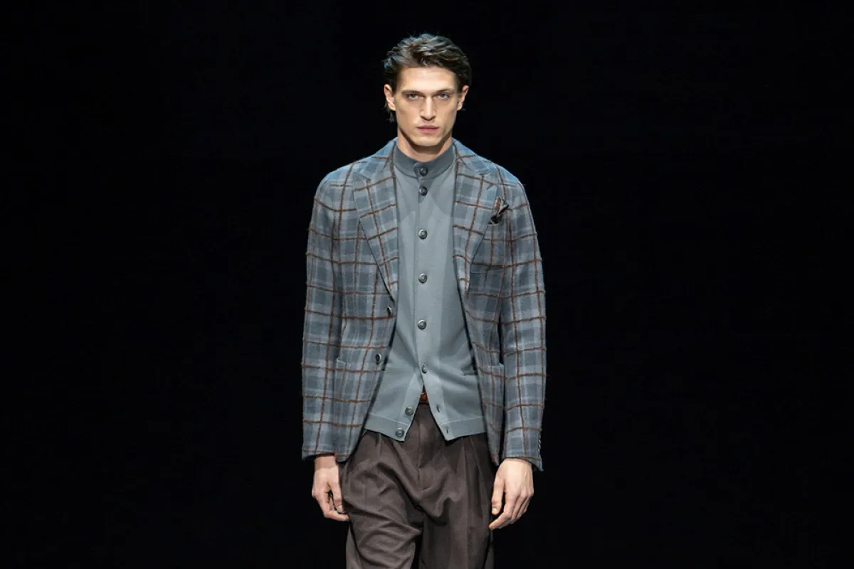 اختر القميص الرسمي لإطلالاتك الأنيقة من جيورجيو أرماني Giorgio Armani