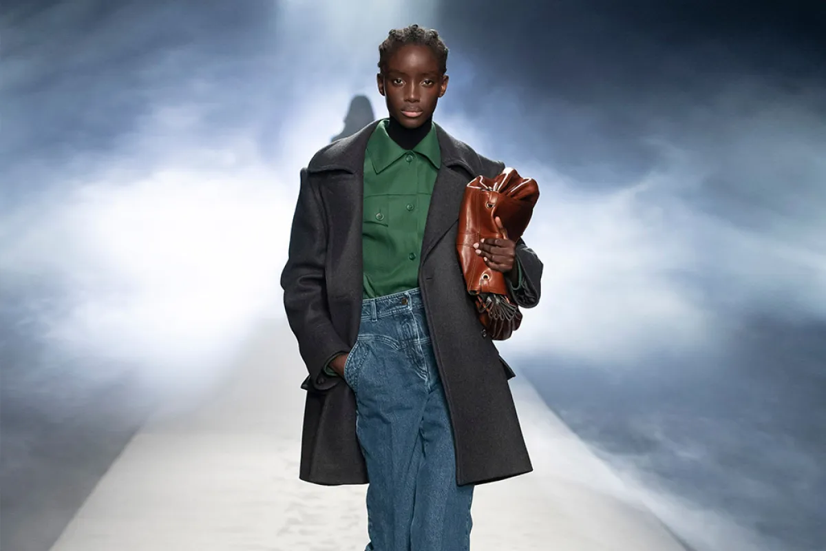 بنطلون جينز مترهل مع معطف قصير وحقيبة يد باللون البني