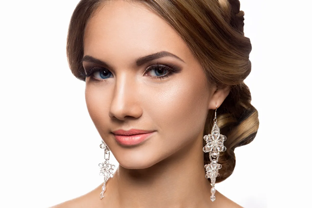 طريقة إخفاء النمش بالمكياج للعروس