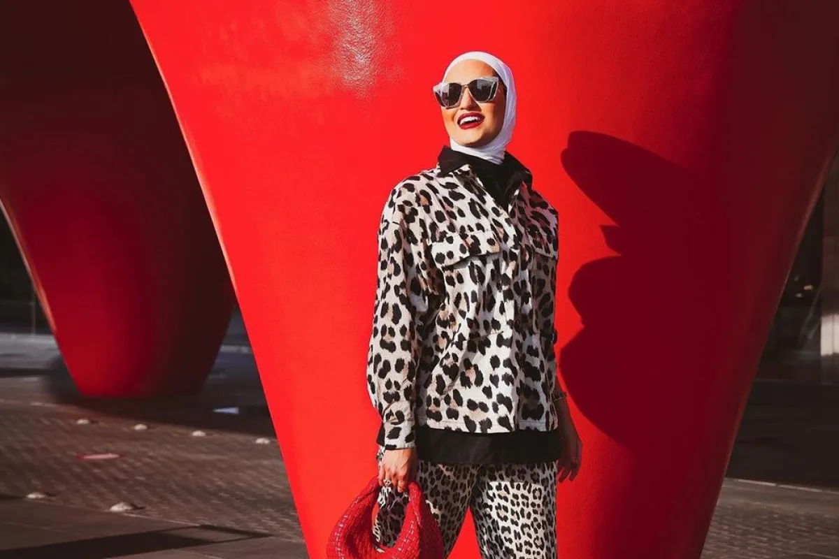 تنسيق الكنزة مع الأزياء المطبعة