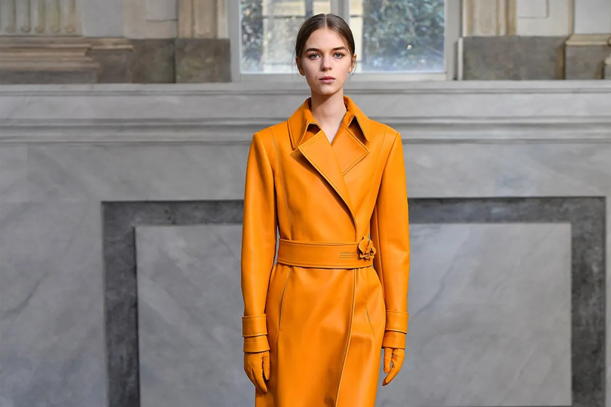 أجمل موديلات المعاطف الجلدية من مجموعات خريف وشتاء 2021-2022