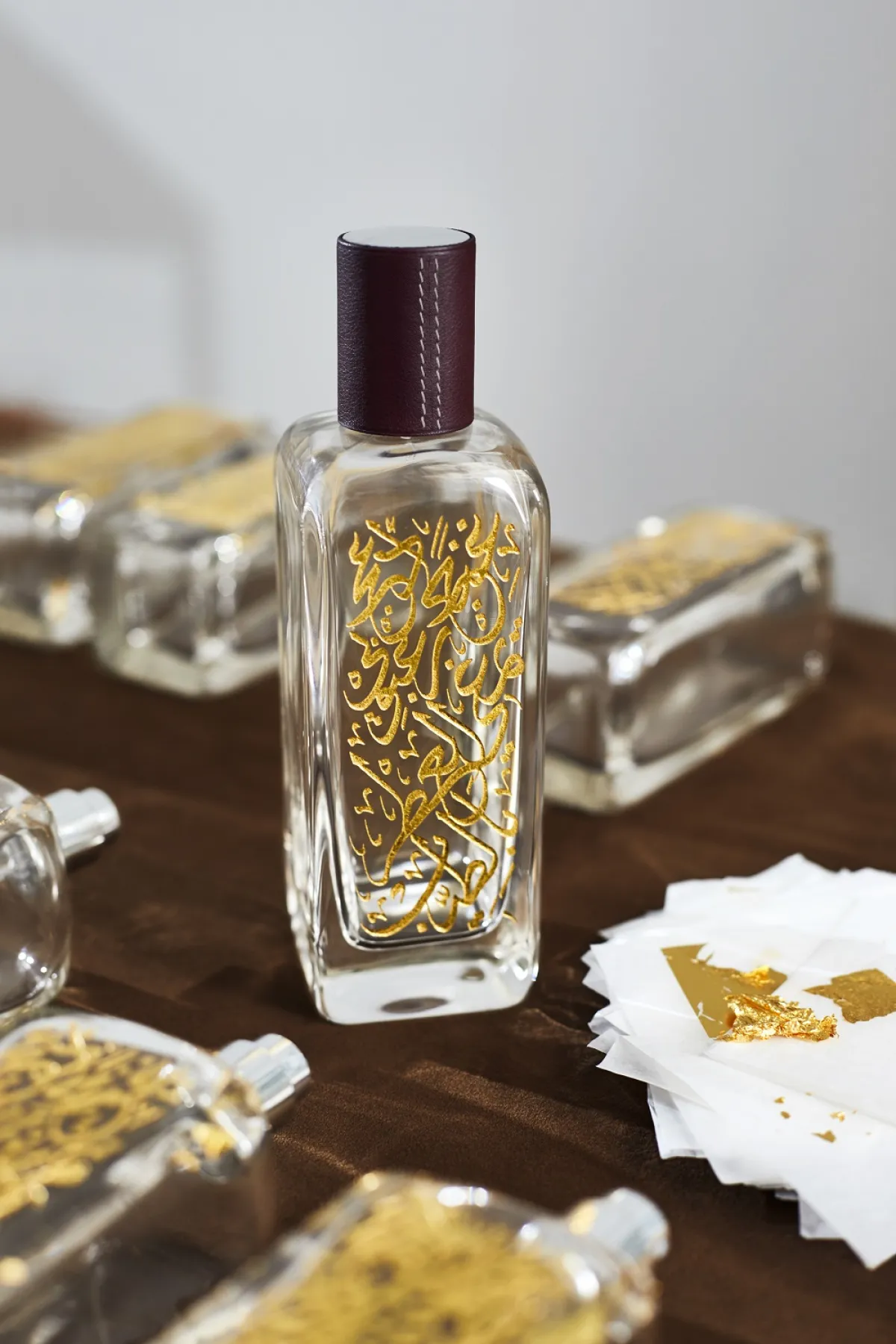 هيرمس تطلق إصداراً محدوداً من عطر Agar Ébène النابض بفن الشعر والخط العربي