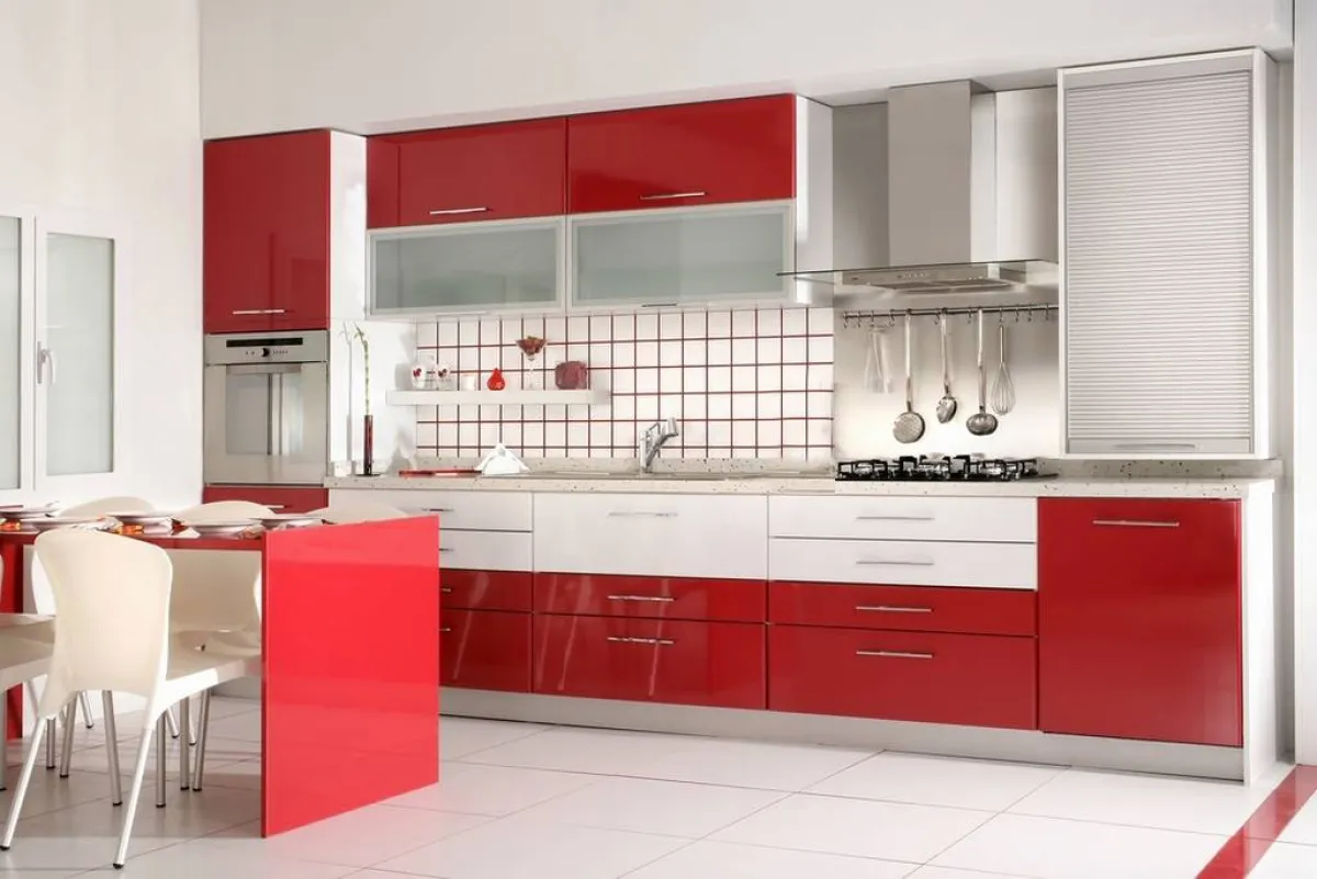 الأحمر والأبيض اللمّاع لمطبخ لديكور لافت