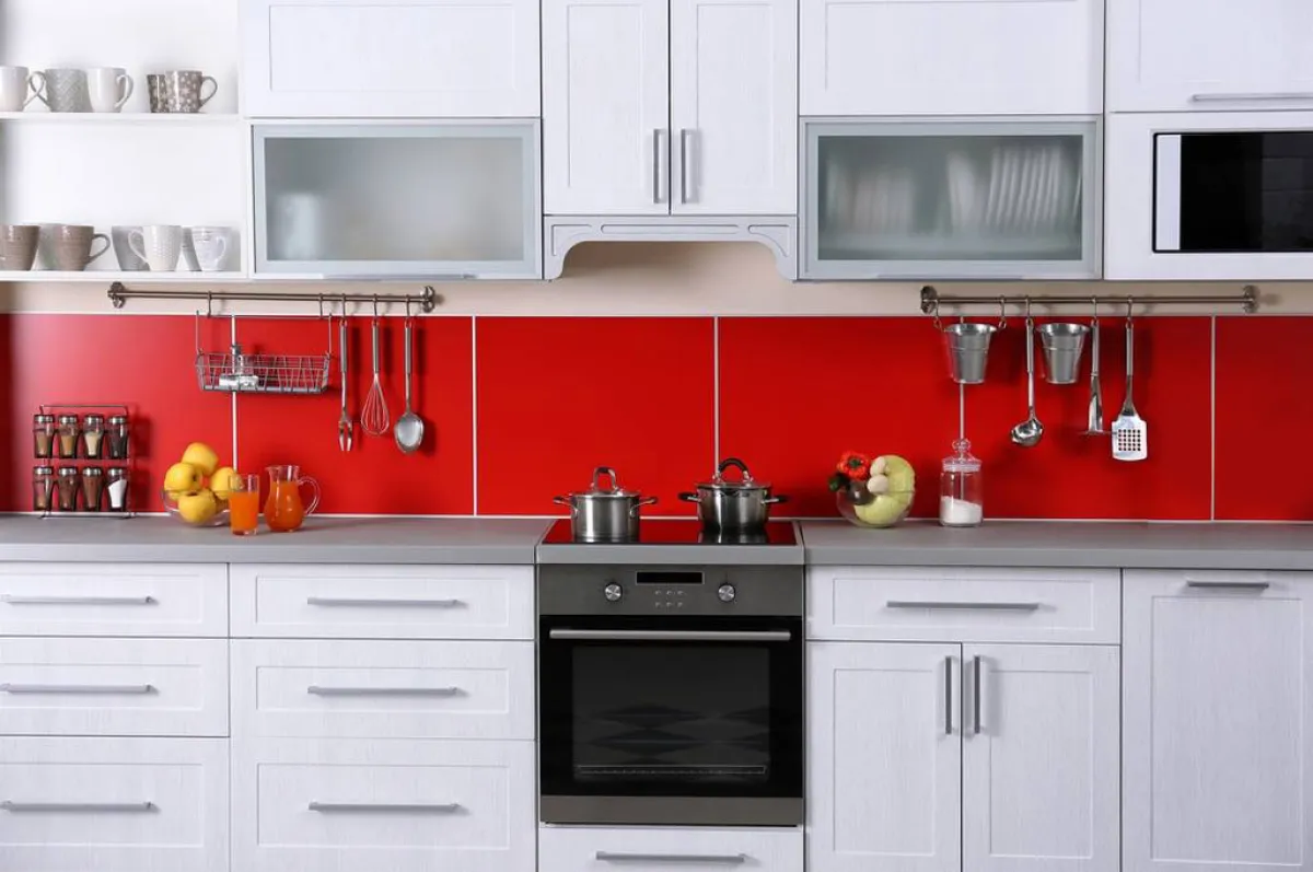 في المطبخ الضيّق، قد يحلّ كمّ ضئيل من اللون الأحمر  