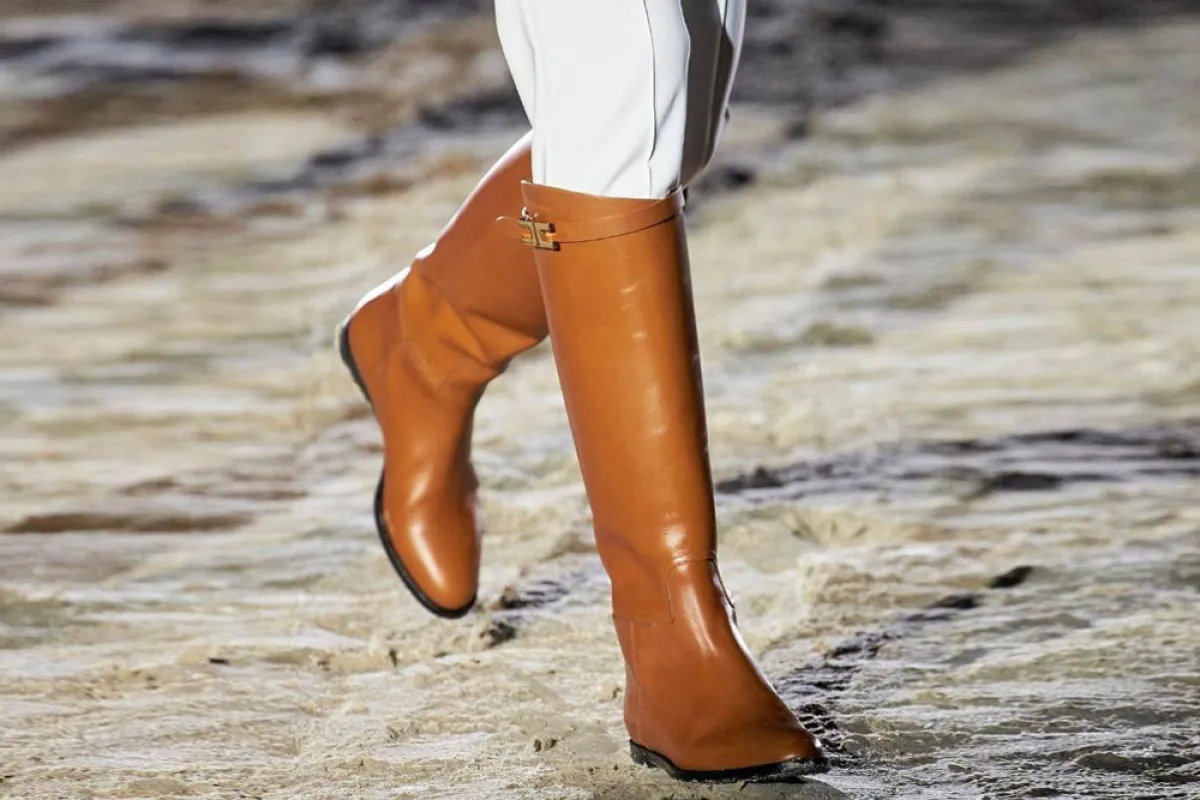 أحذية باللون البني