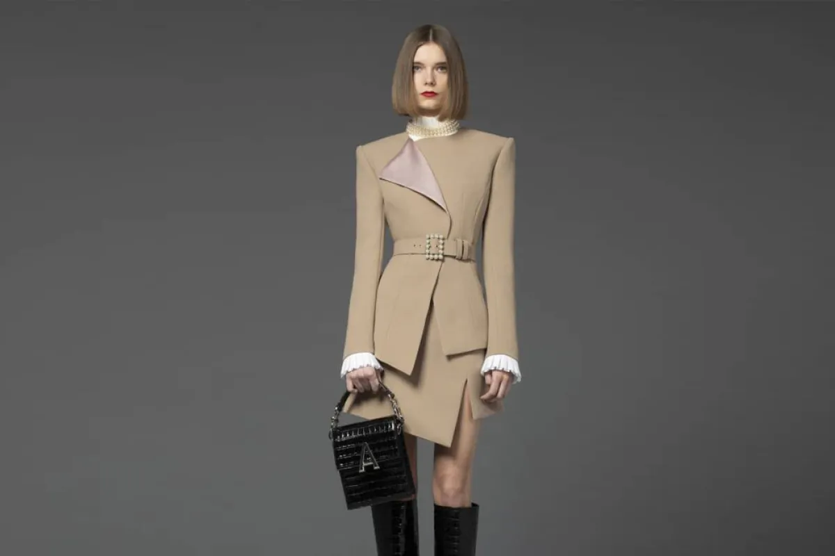 ملابس بألوان النيود