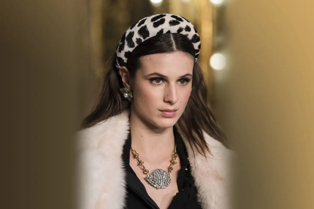 طوق شعر عريض بتصميم مستوحى من جلد الفهد باللونين الأبيض والأسود