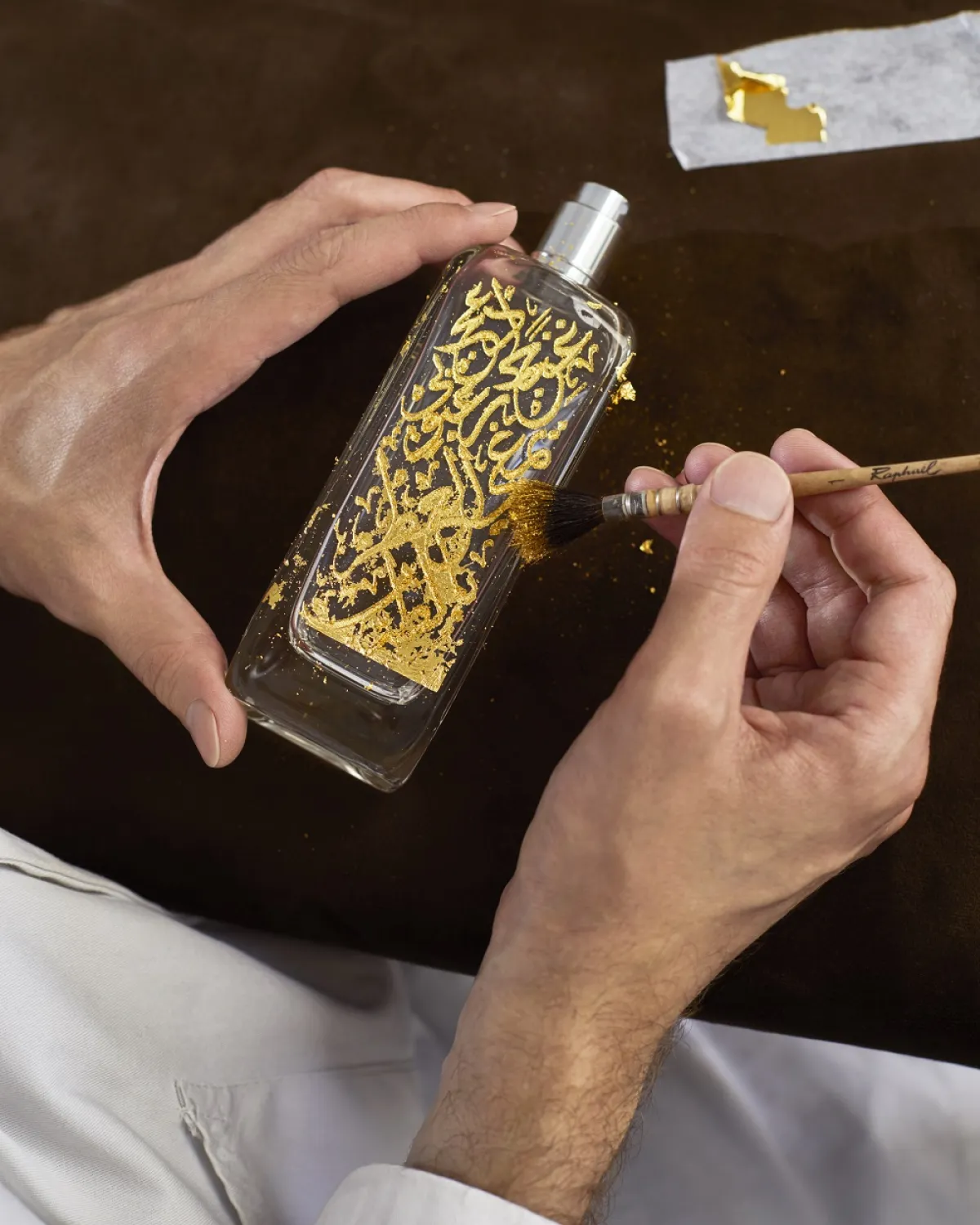 هيرمس تطلق إصداراً محدوداً من عطر Agar Ébène النابض بفن الشعر والخط العربي