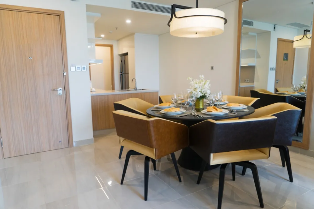 مرآة كبيرة في غرفة الطعام