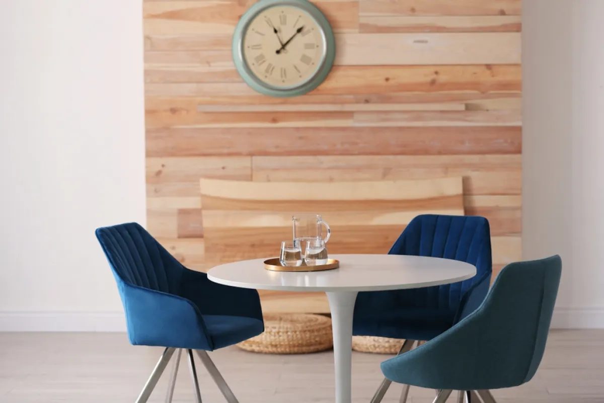 طاولة مستديرة الشكل، ومزوّدة بسطح مصمّم من الرخام