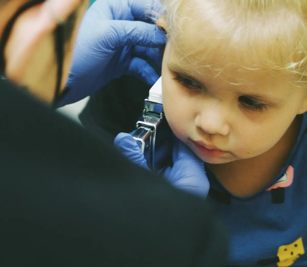 صورة طفل يعاني من آلام الأذن