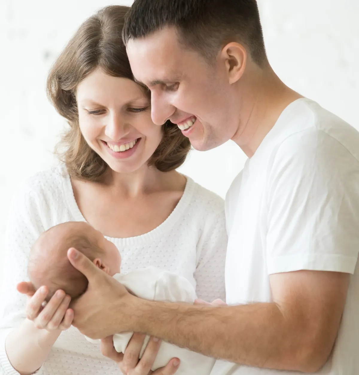 صورة لزوجين يحملان المولود