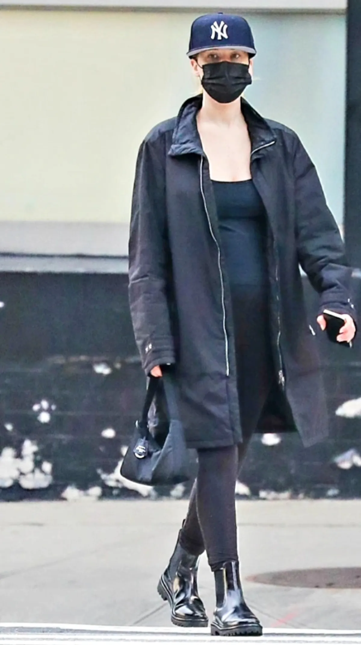 جنيفر لورنس ترتدي سترة