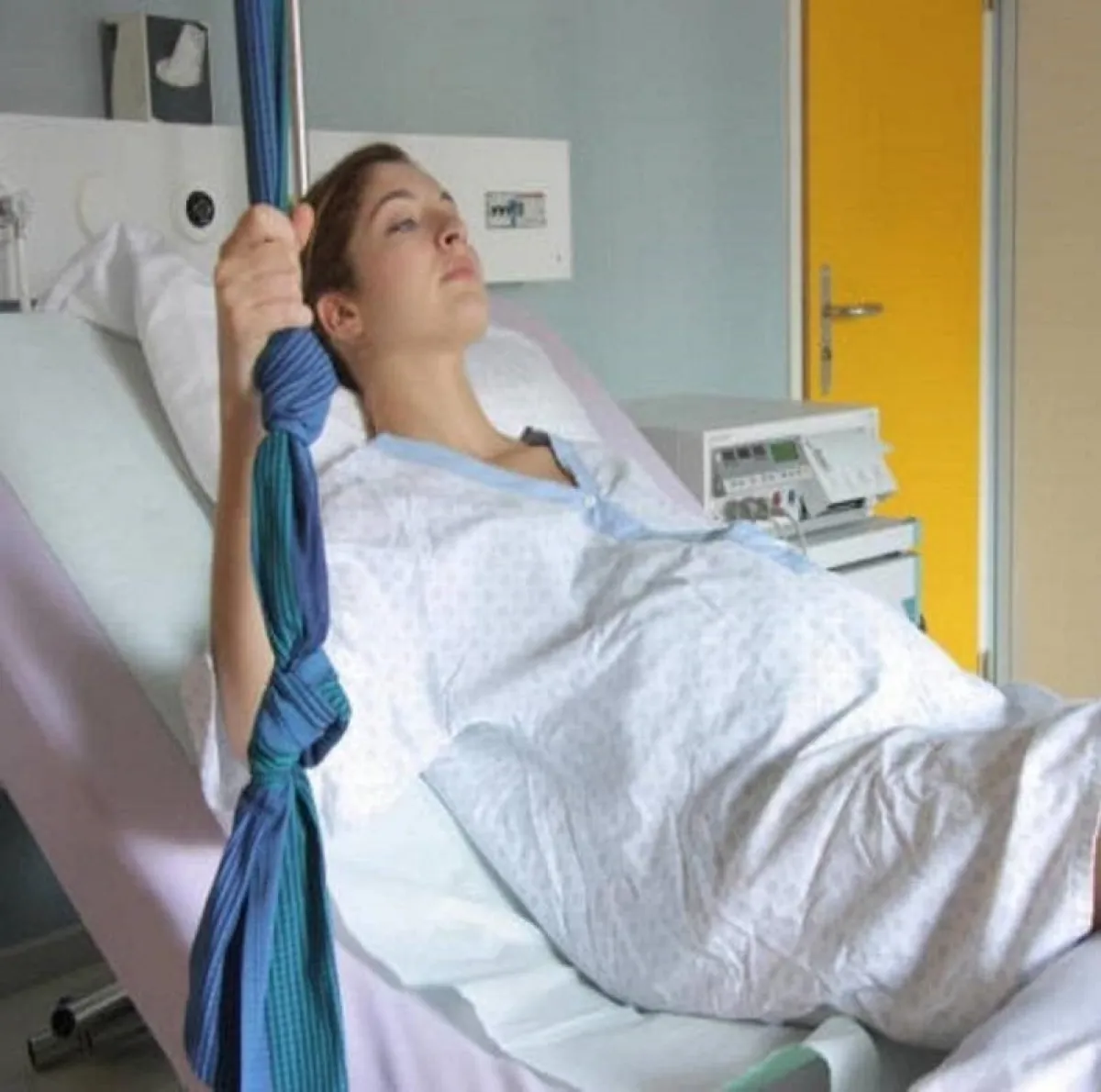 حامل في حالة الولادة