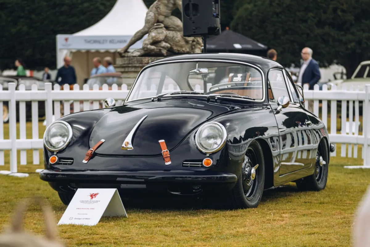 سيارة كلاسيكية جميلة في مسابقة الأناقة في التصميم