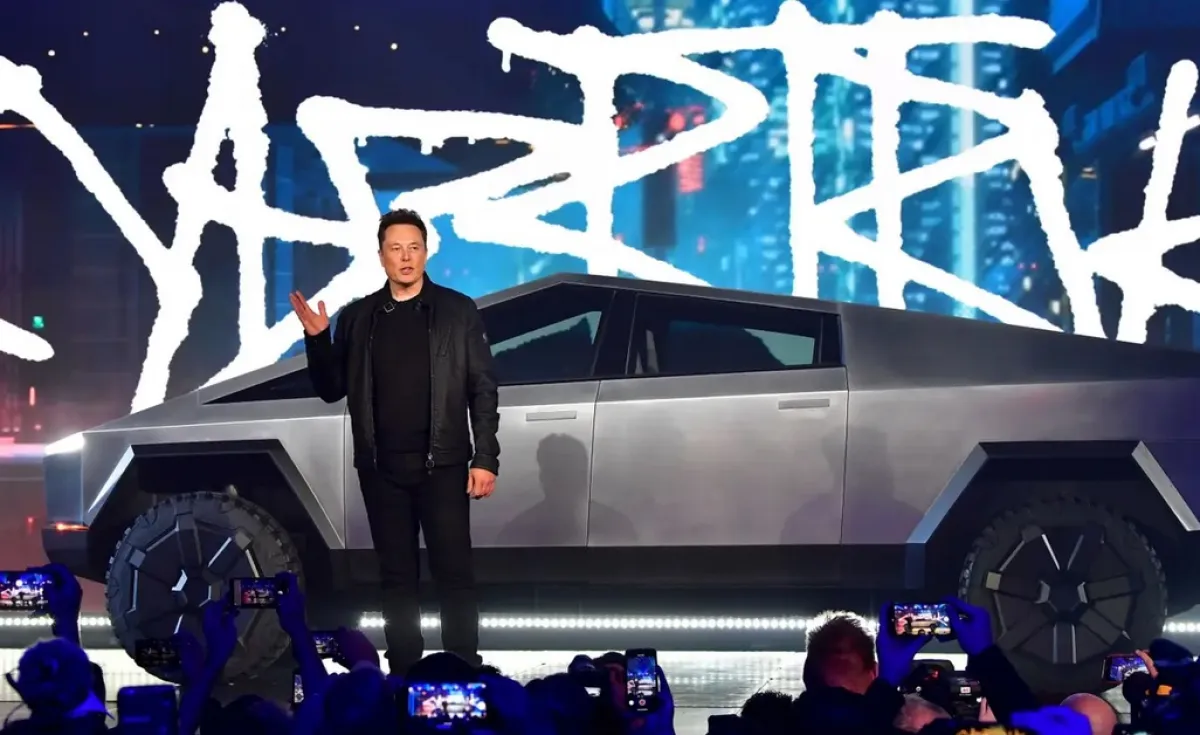 شاحنة تسلا تتحرك عجلاتها مثل السلطعون