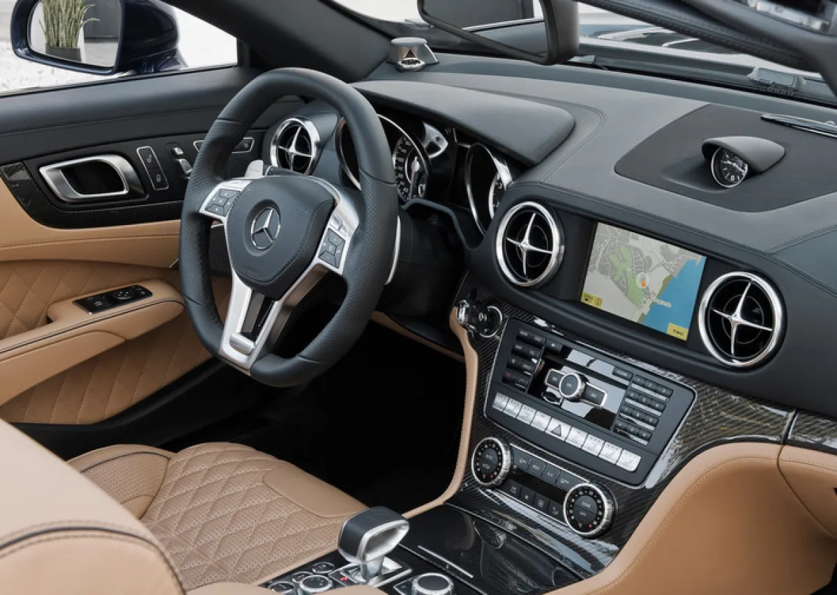 مقود السيارة تحذير