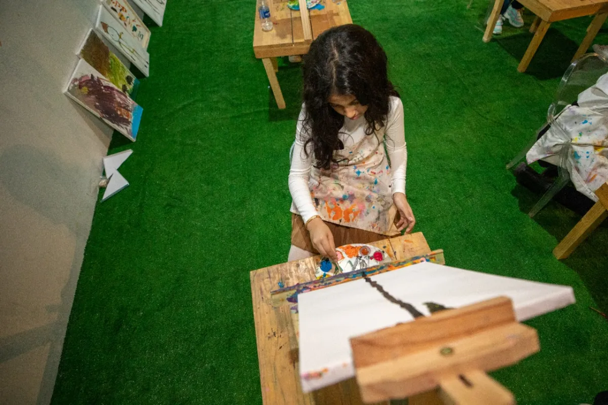ورش عملٍ خاصة بالرسم مجهزة لاستقبال نحو 100 طفل يومياً