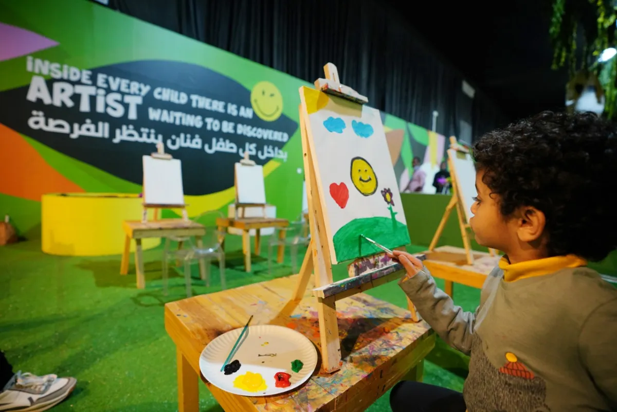 يحتوي المعرض على 18 غرفةً مليئة بأجواء تبعث على السعادة