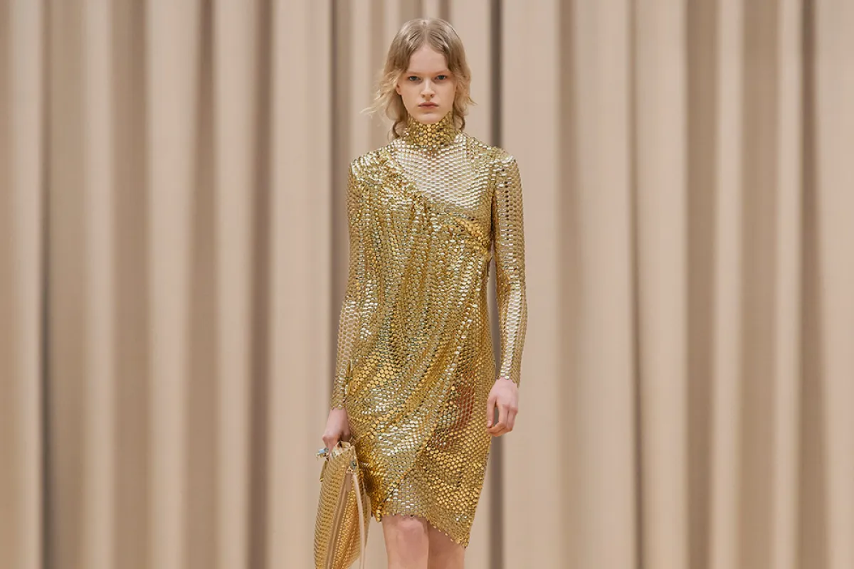 موديلات فساتين سهرة ميتاليك 2022 من بربري Burberry