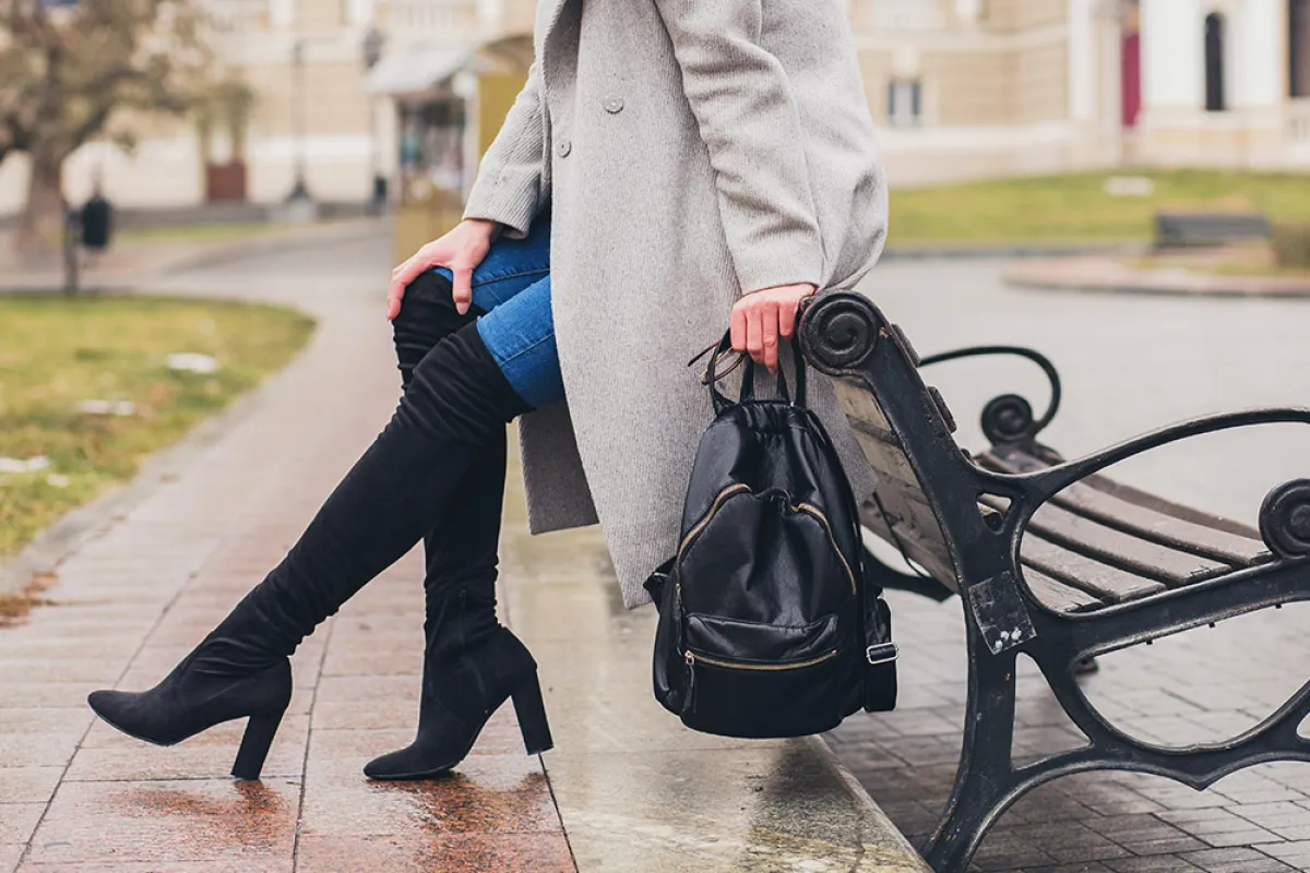 الجزمة السوداء بالرقبة العالية خيارك لإطلالة كلاسيكية أنيقة