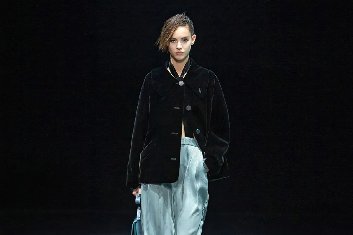 بليزر مخملي أسود مع بنطلون واسع ساتان 