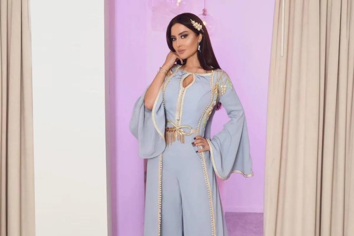 ميساء مغربي بقفطان ستان باللون الأزرق الباستيل مع تطريز باللون الذهبي