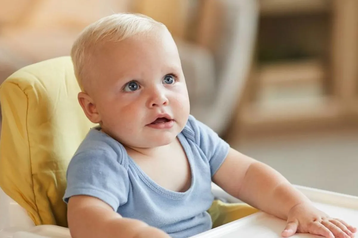 صورة رضيع لم يكمل السنة وينتظر التواصل من العالم المحيط به