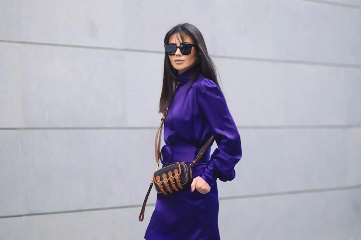 ديما الأسدي بحقيبة كتف صغيرة