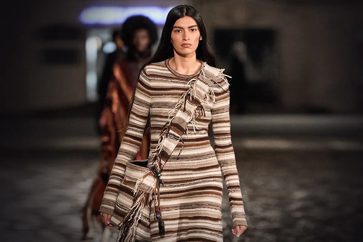 الأزياء المقلّمة من عروض خريف وشتاء 2021-2022 من كلوي Chloé