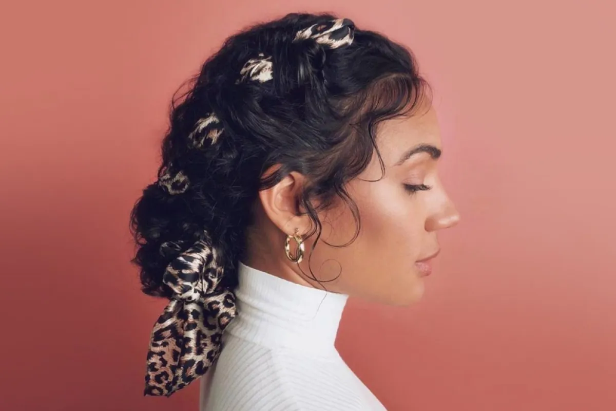 تسريحات شعر حفل نهاية العام ناعمة وراقية