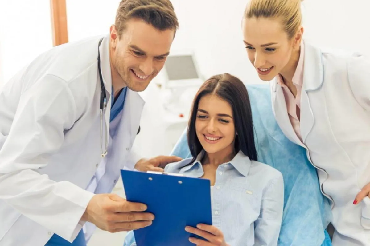 صورة تعبر عن فرحة الحامل بخبر حملها