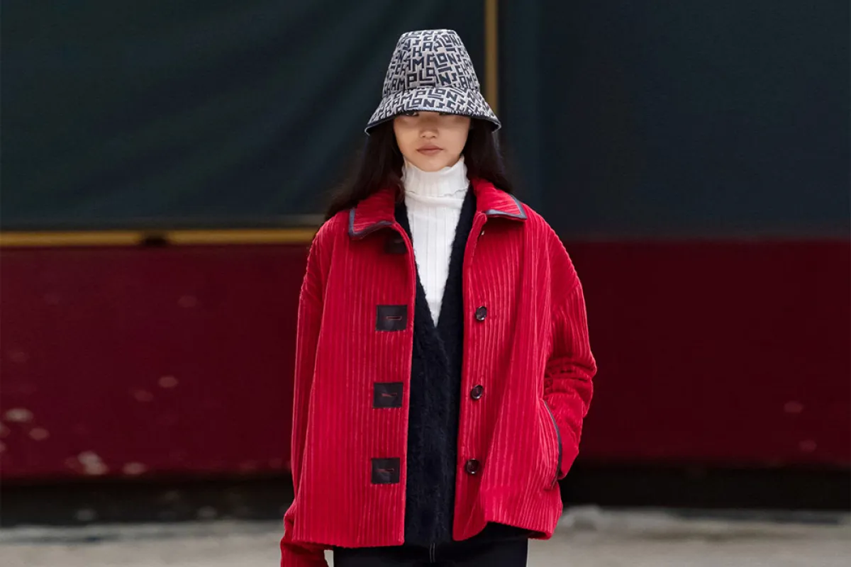 جاكيت شتوي أحمر من قماش المخمل بأزرار سوداء 