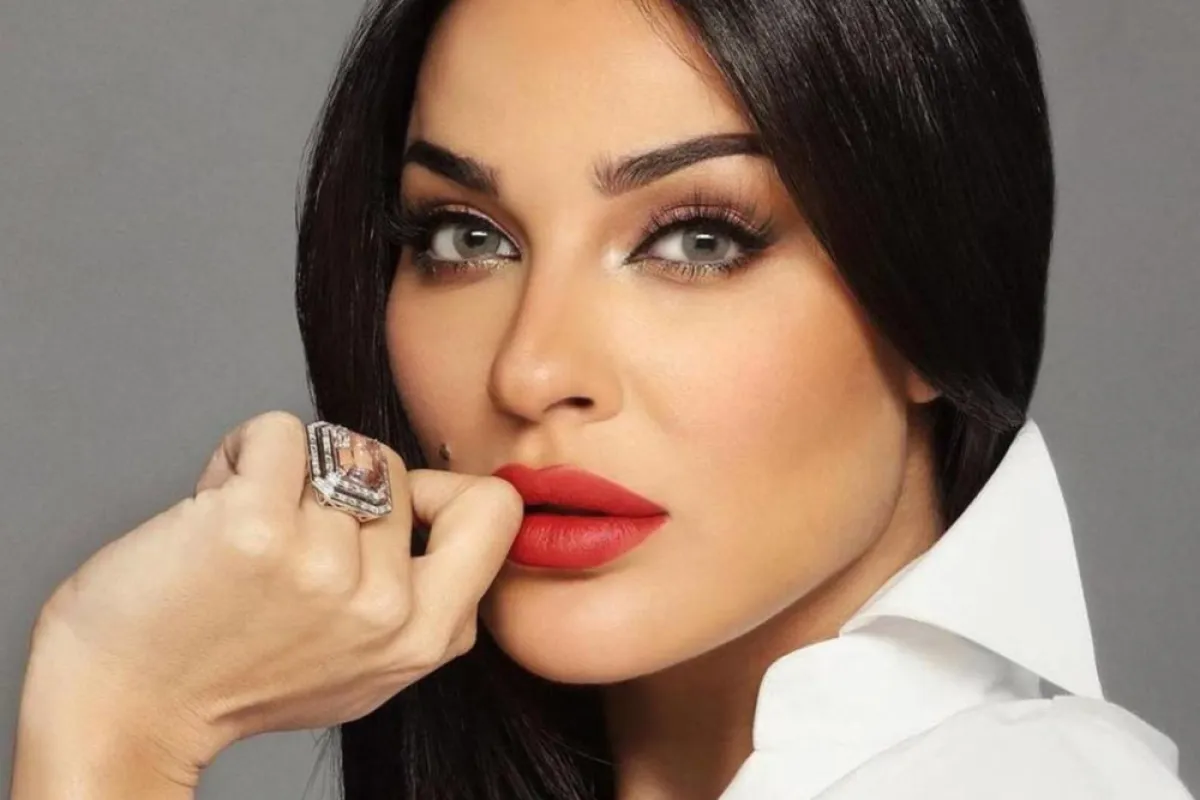 مكياج ناعم مع روج أحمر