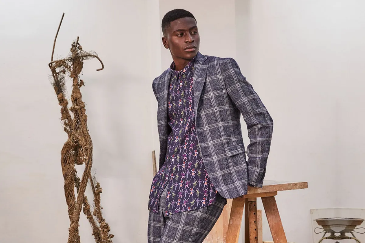 بدلة كارو باللون الرمادي مع حذاء رياضي من إيمانويل انغارو  Emanuel Ungaro