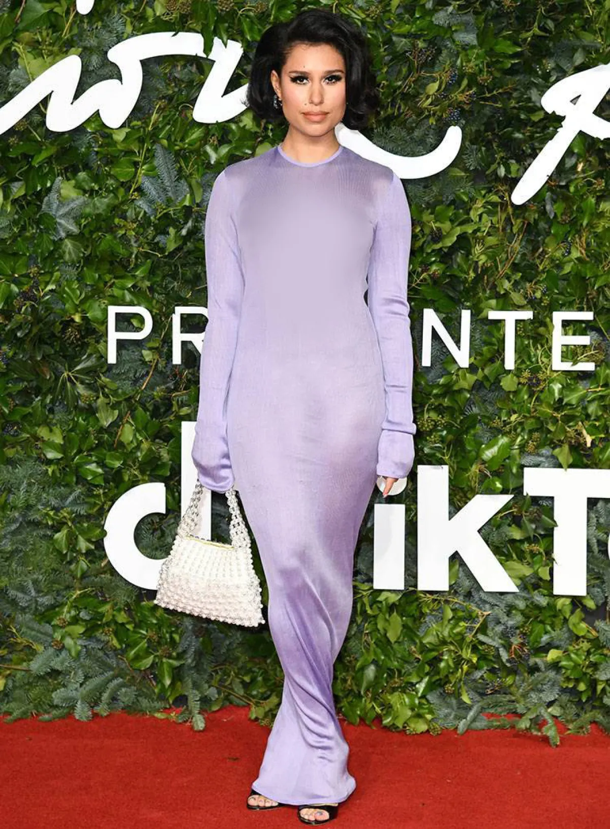 النجمة راي Raye ترتدي من جفنشي Givenchy