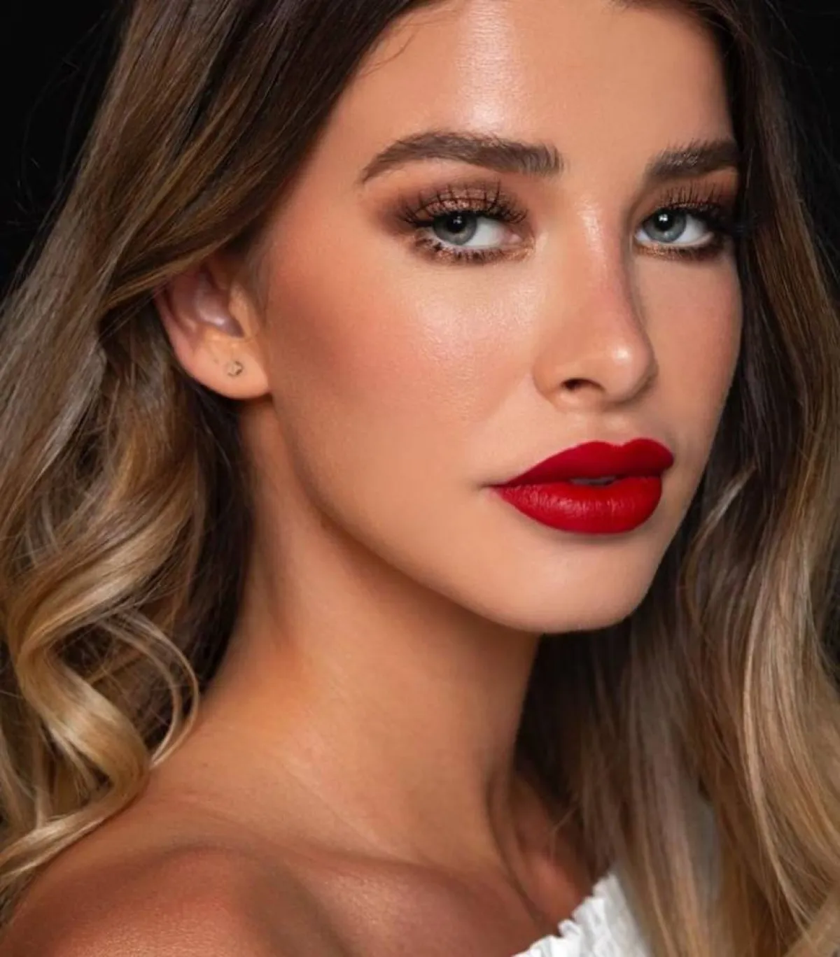 صيحات مكياج عيون برونزي مع أحمر الشفاه الأحمر