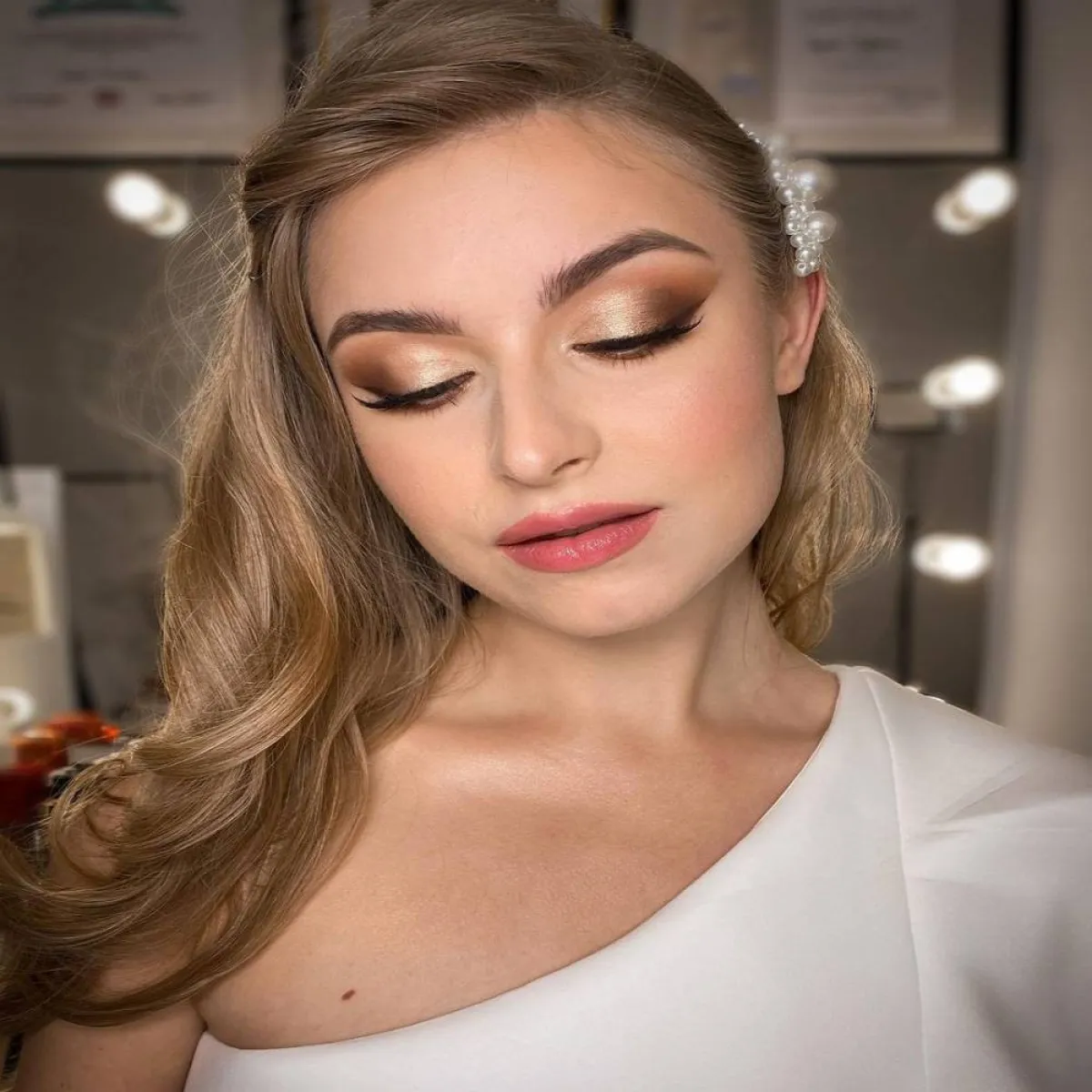 مكياج عروس 2021 بظلال عيون ذهبي وبني مع أحمر شفاة وردي