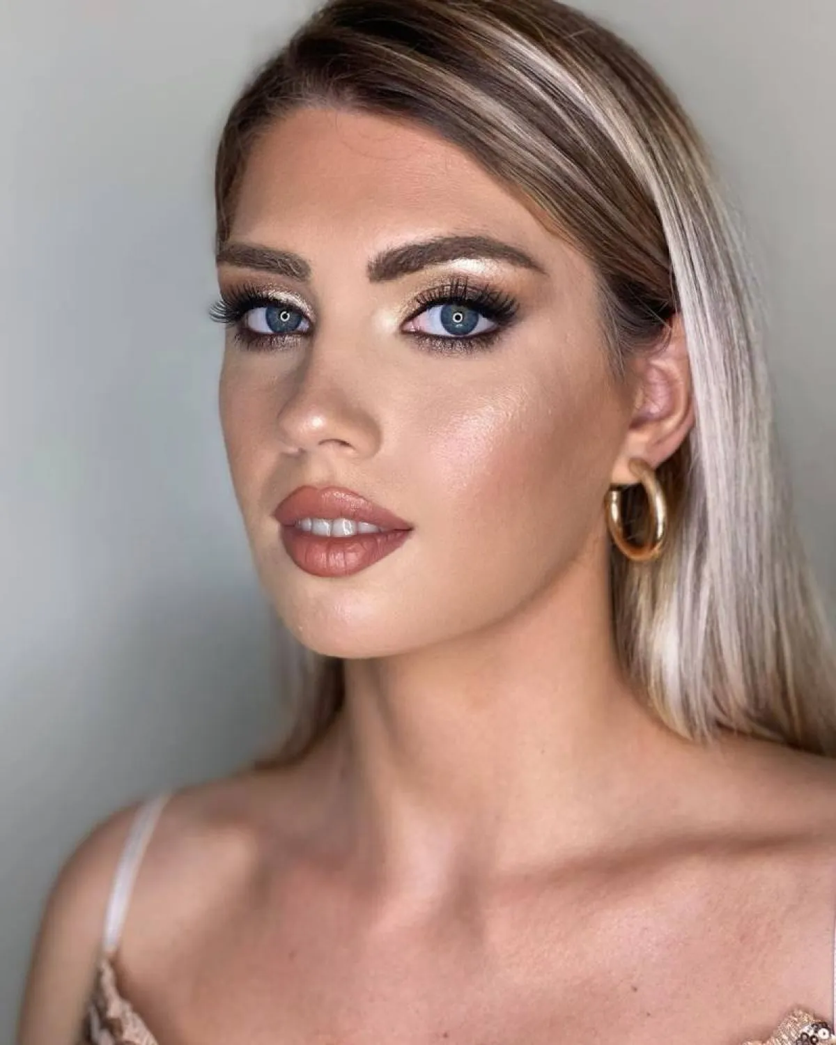 مكياج عروس 2021 من انستقرام بظلال عيون ترابية وجليتر ذهبي لامع مع أحمر شفاه نيود داكن