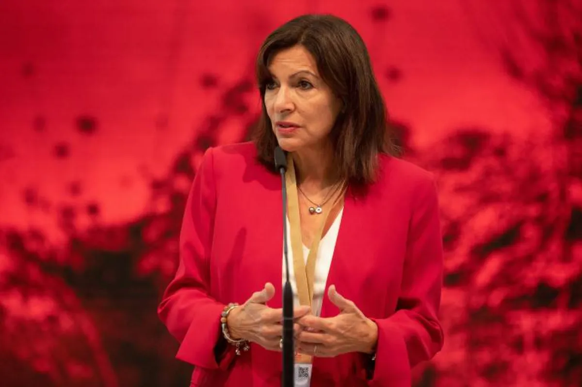 عمدة باريس الفت العديد  من الكتب