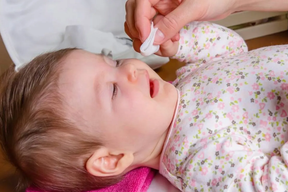 "العين الورديةط عند الرضع..لها أسباب وأعراض وعلاج