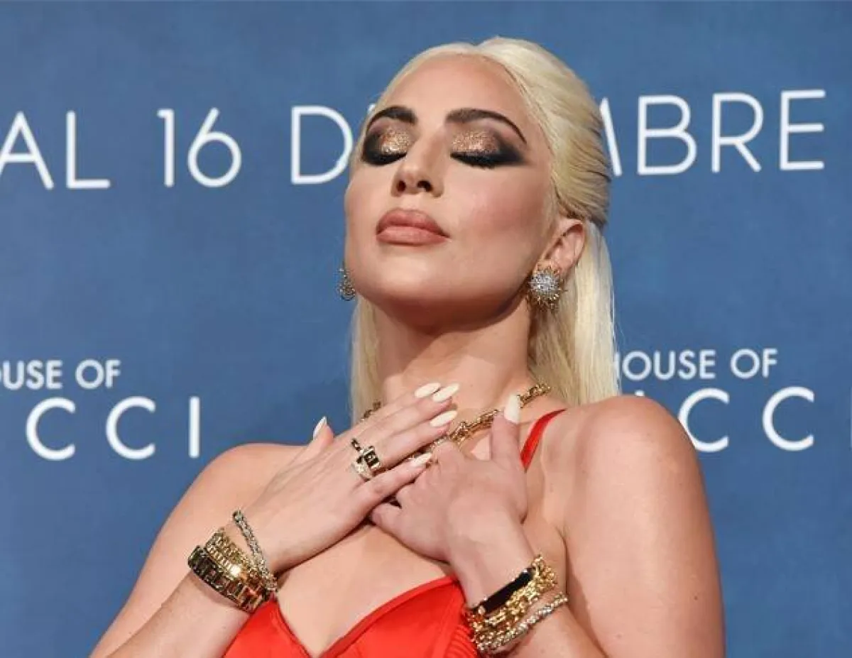 ليدي غاغا  تتزين بمجوهرات ماسية من تيفاني أند كو