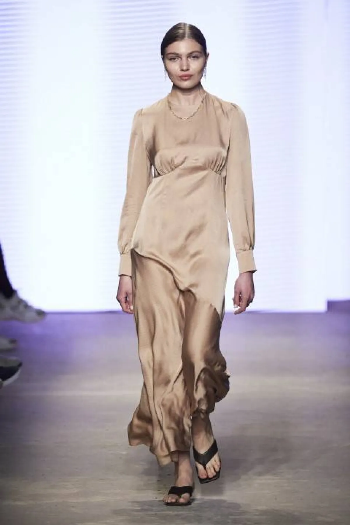 فستان ساتان طويل من انسيل  Ansel