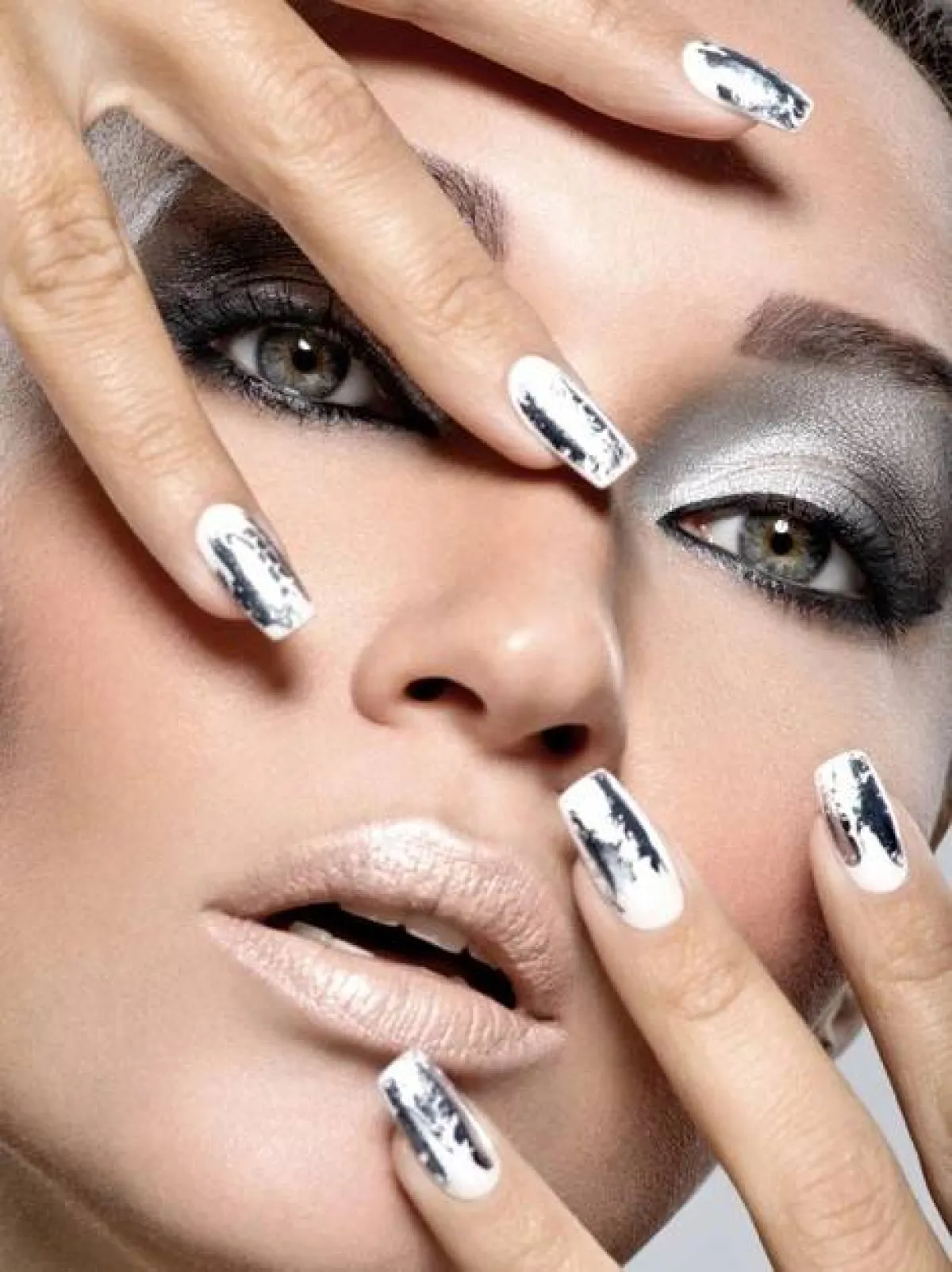 صيحات مكياج معدني